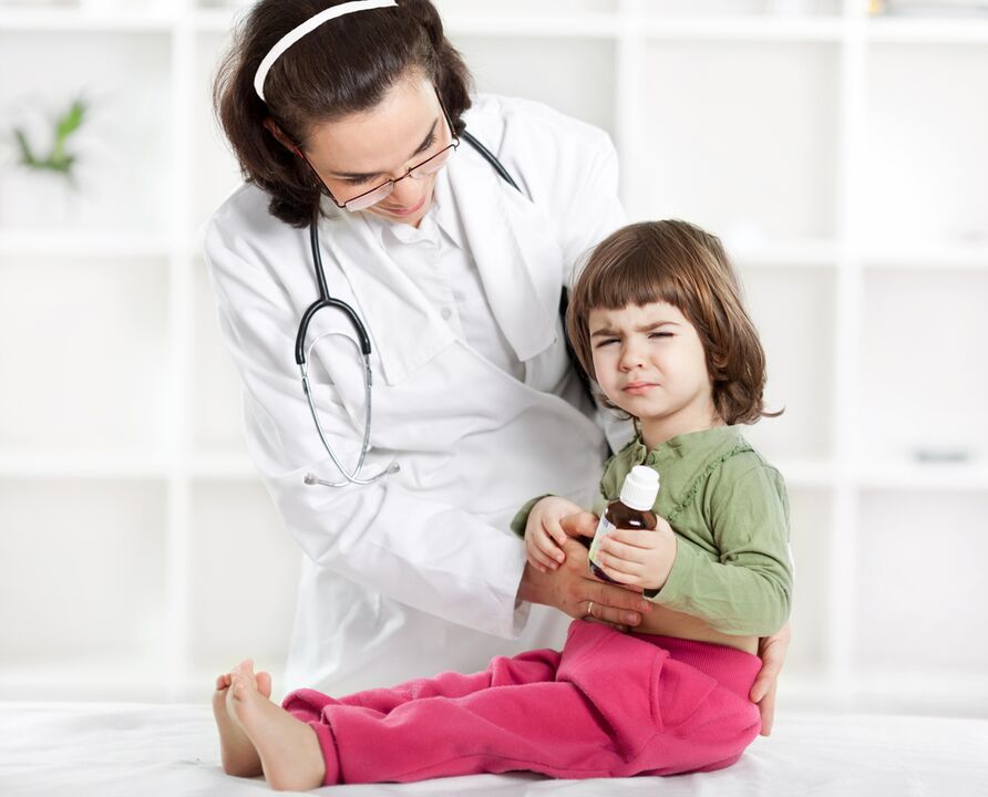 liječnik pregledava dijete na simptome crva